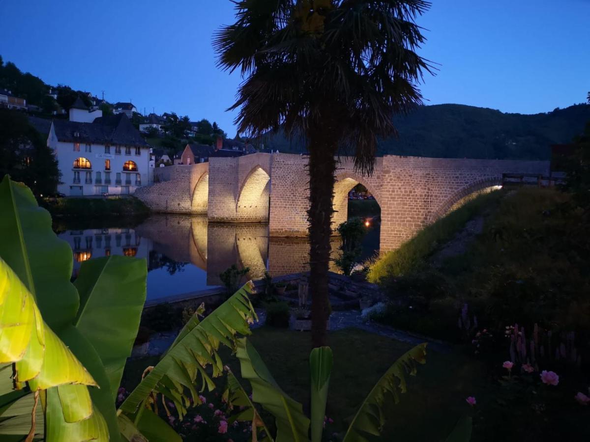 Hotel La Riviere アントエギュ・シュル・トリュイエール エクステリア 写真