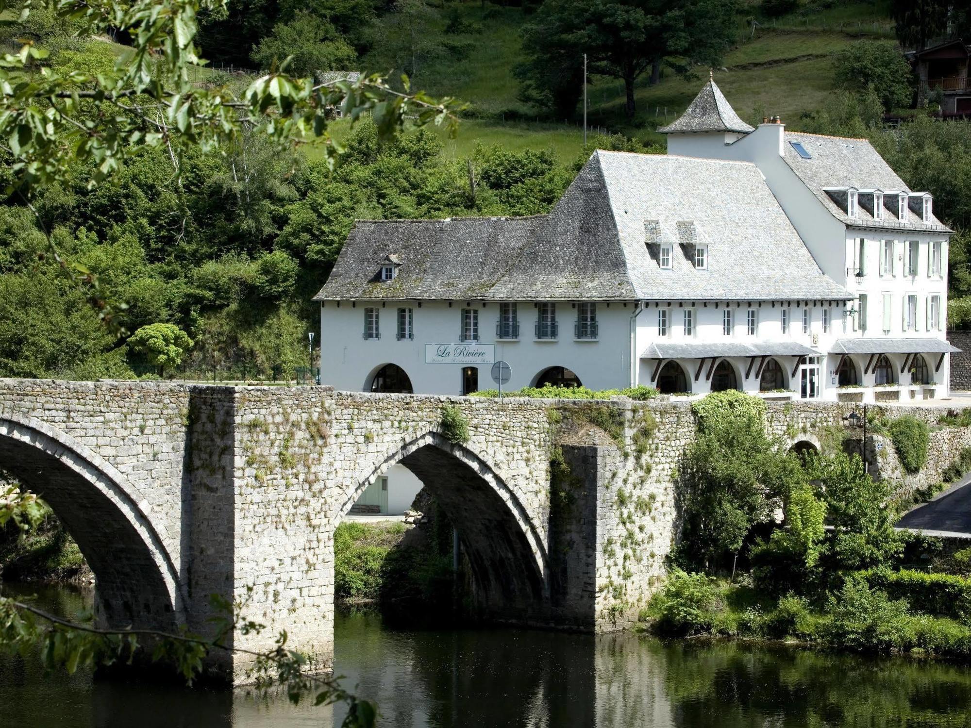 Hotel La Riviere アントエギュ・シュル・トリュイエール エクステリア 写真