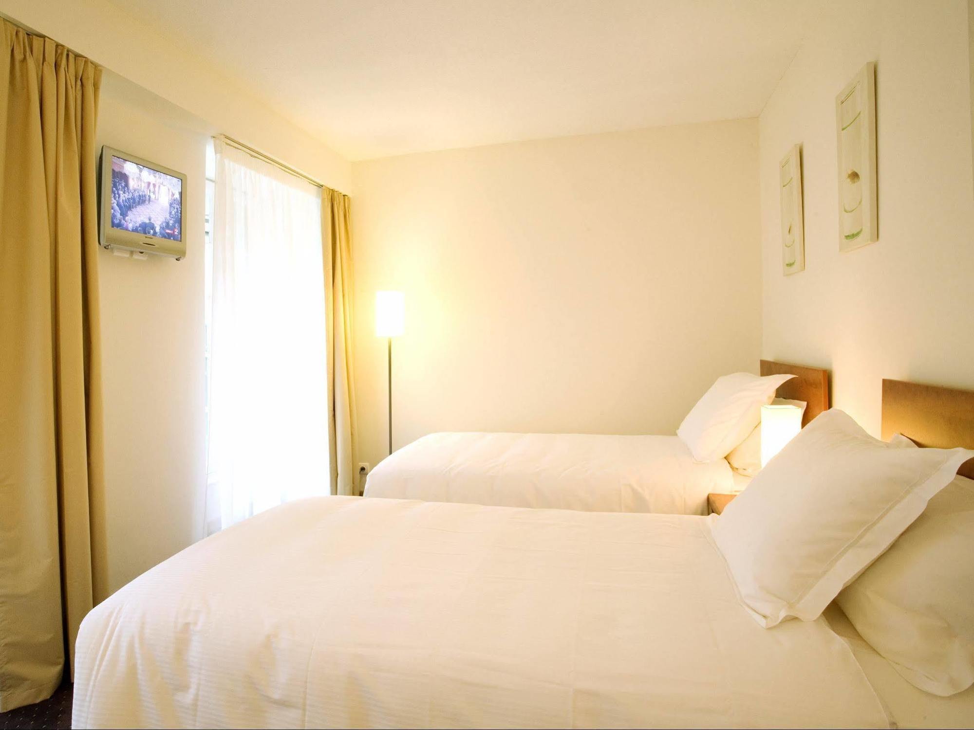 Hotel La Riviere アントエギュ・シュル・トリュイエール エクステリア 写真